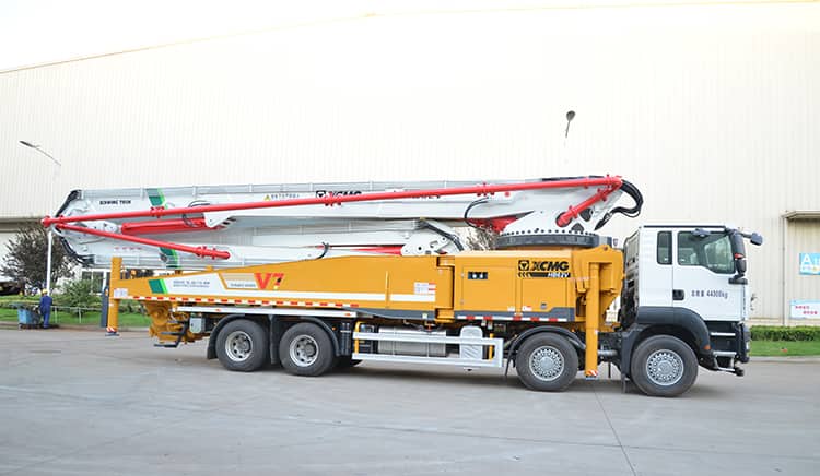 XCMG new concrete pump truck HB62V China 62m concrete pump truck with sitrak chassis price